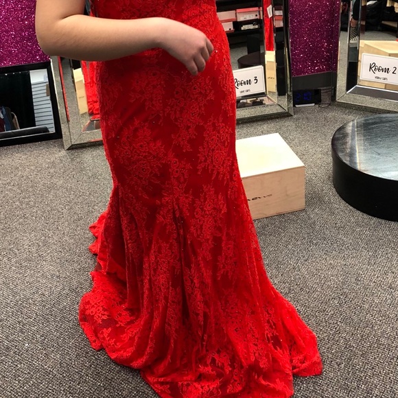 I’m selling because I never wore the dress. - Picture 1 of 3